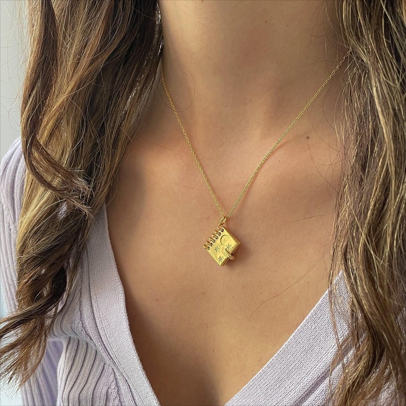 Collar en Forma de Libro Abierto con Estrellas, Luna y Letras Grabadas | Joyería de Moda para Mujer | Regalo Perfecto para San Valentín