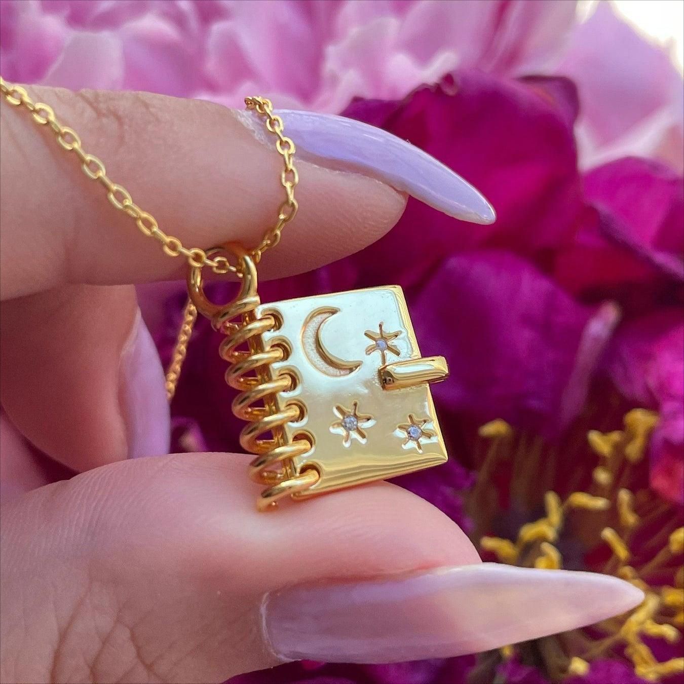 Collar en Forma de Libro Abierto con Estrellas, Luna y Letras Grabadas | Joyería de Moda para Mujer | Regalo Perfecto para San Valentín